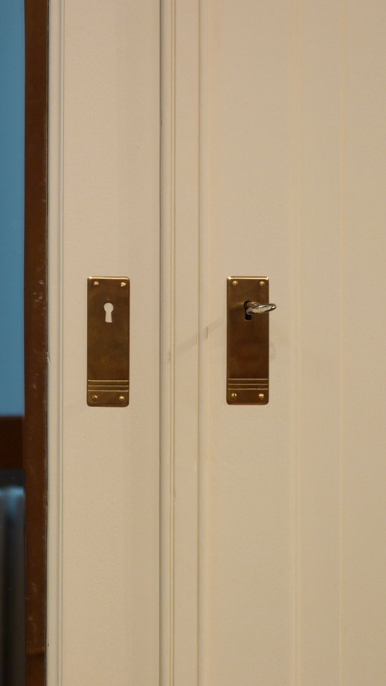 Eleganter Jugendstil Kleiderschrank, Eiche weiß lasiert um 1910 Eleganter Jugendstil Kleiderschrank, Eiche weiß lasiert um 1910