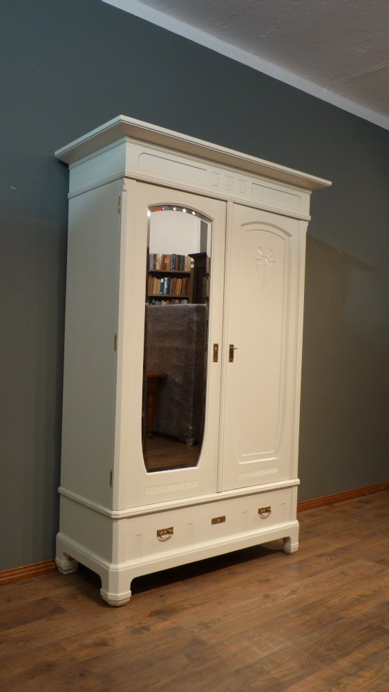 Eleganter Jugendstil Kleiderschrank, Eiche weiß lasiert um 1910 Eleganter Jugendstil Kleiderschrank, Eiche weiß lasiert um 1910