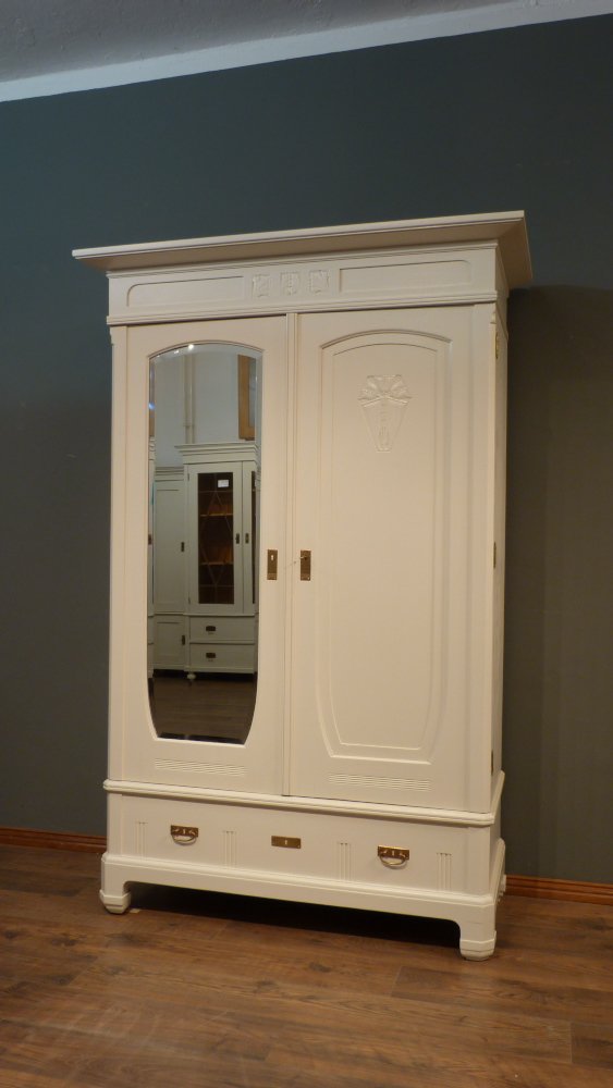 Eleganter Jugendstil Kleiderschrank, Eiche weiß lasiert um 1910 Eleganter Jugendstil Kleiderschrank, Eiche weiß lasiert um 1910