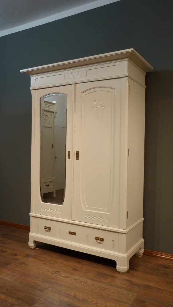 Eleganter Jugendstil Kleiderschrank, Eiche weiß lasiert um 1910 Eleganter Jugendstil Kleiderschrank, Eiche weiß lasiert um 1910