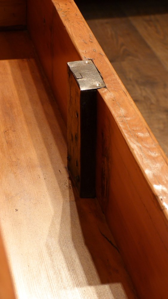 Schlichte Biedermeier Kommode, Nussbaum handpoliert um 1850 Schlichte Biedermeier Kommode, Nussbaum handpoliert um 1850