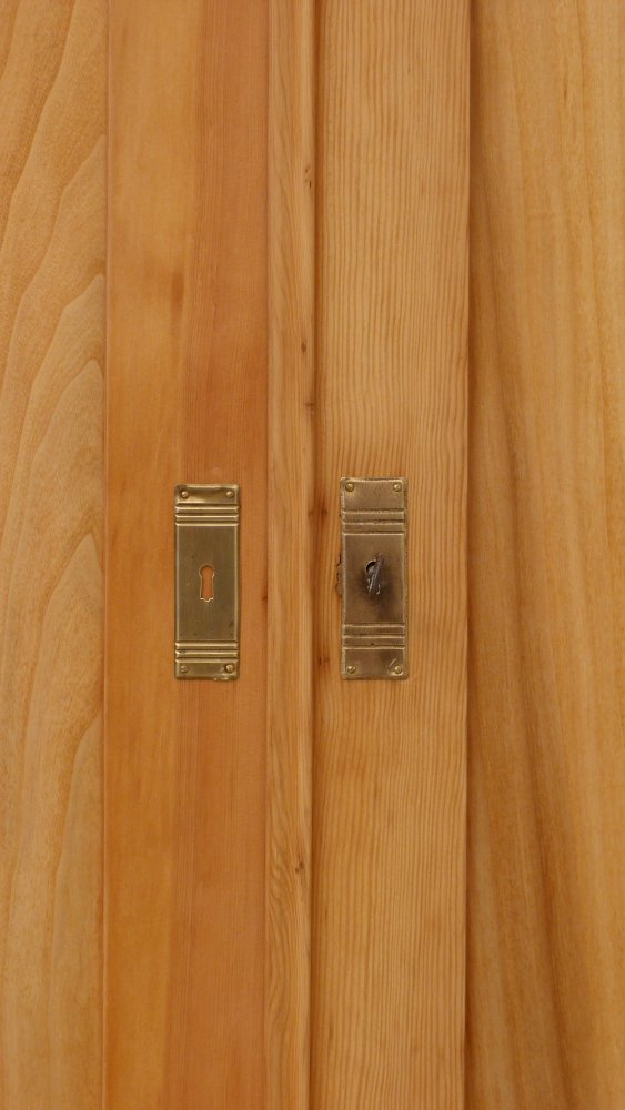 Schlichter Jugendstilschrank mit Schublade, Kiefer um 1910 Schlichter Jugendstilschrank mit Schublade, Kiefer um 1910