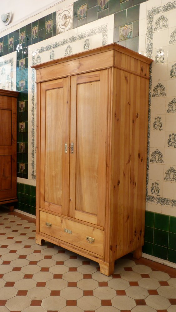 Schlichter Jugendstilschrank mit Schublade, Kiefer um 1910 Schlichter Jugendstilschrank mit Schublade, Kiefer um 1910