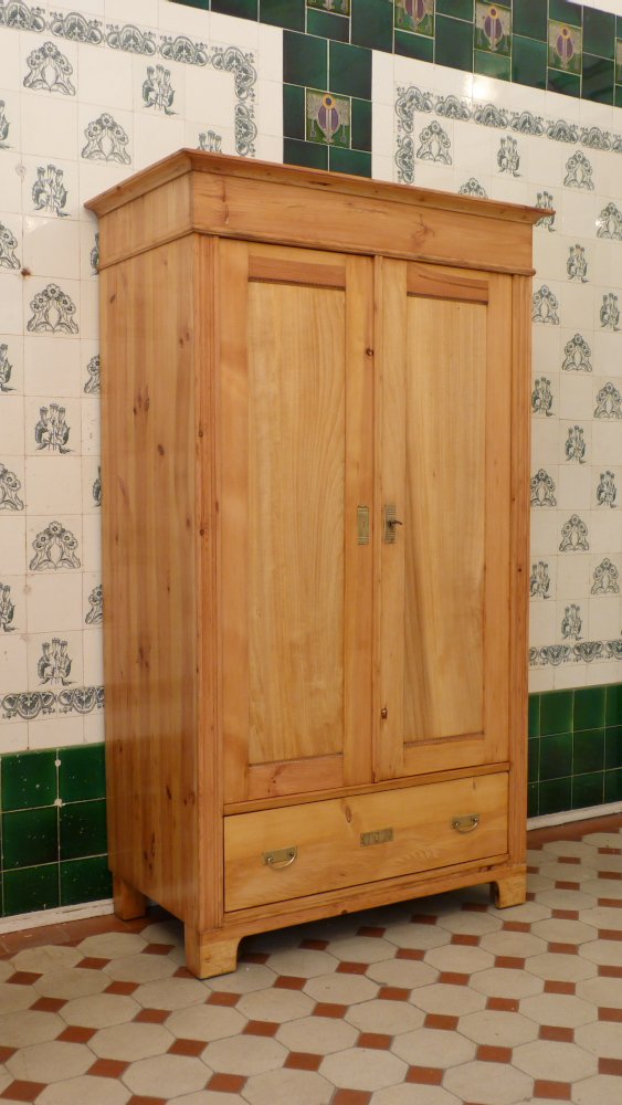 Schlichter Jugendstilschrank mit Schublade, Kiefer um 1910 Schlichter Jugendstilschrank mit Schublade, Kiefer um 1910