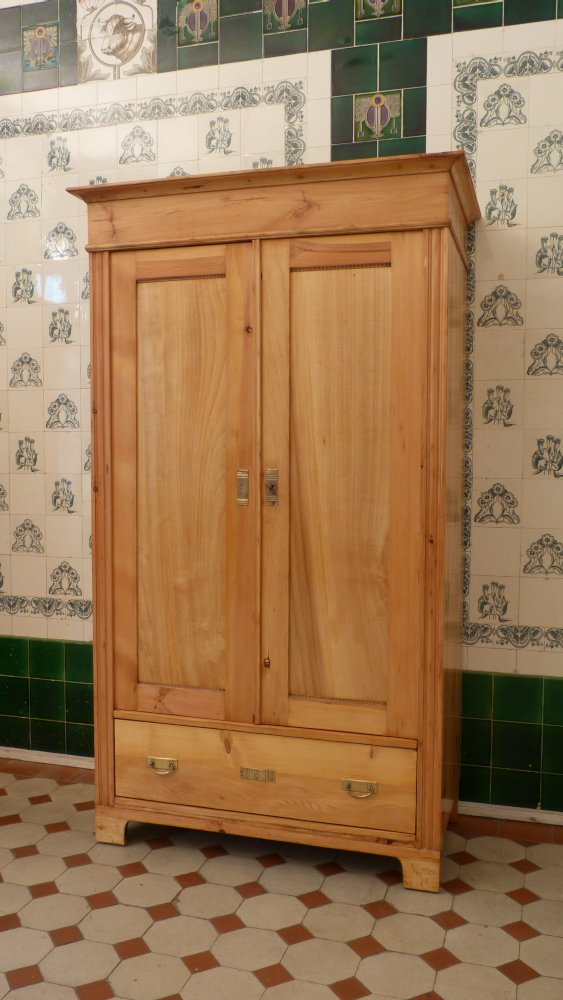 Schlichter Jugendstilschrank mit Schublade, Kiefer um 1910 Schlichter Jugendstilschrank mit Schublade, Kiefer um 1910