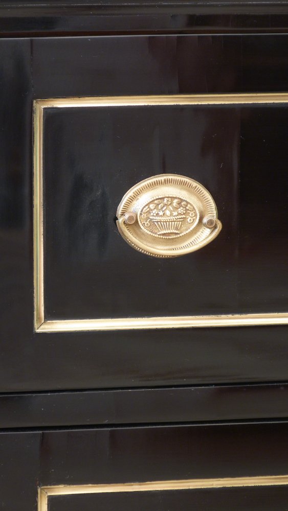 Elegante Louis-Seize Kommode, Birnbaum schwarz poliert um 1790 Elegante Louis-Seize Kommode, Birnbaum schwarz poliert um 1790