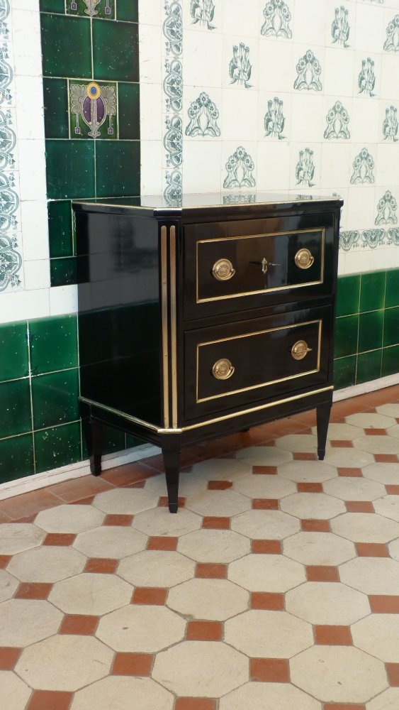 Elegante Louis-Seize Kommode, Birnbaum schwarz poliert um 1790 Elegante Louis-Seize Kommode, Birnbaum schwarz poliert um 1790