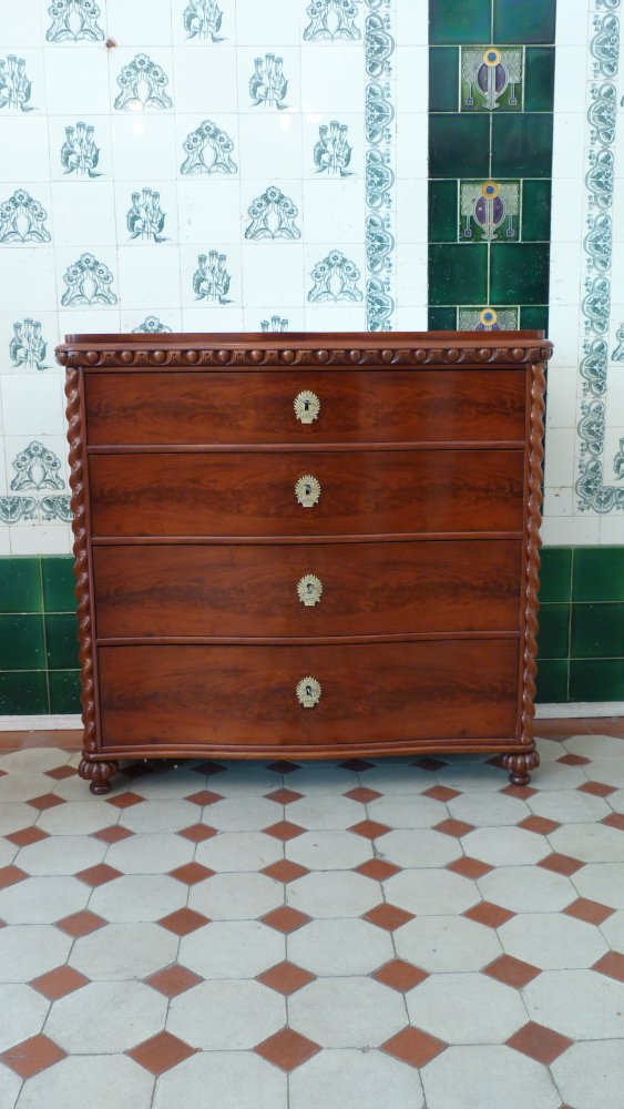 Vierschübige Kommode, Mahagoni handpoliert um 1880 Vierschübige Kommode, Mahagoni handpoliert um 1880