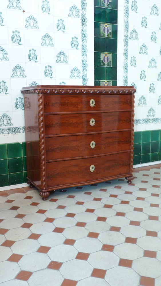 Vierschübige Kommode, Mahagoni handpoliert um 1880 Vierschübige Kommode, Mahagoni handpoliert um 1880