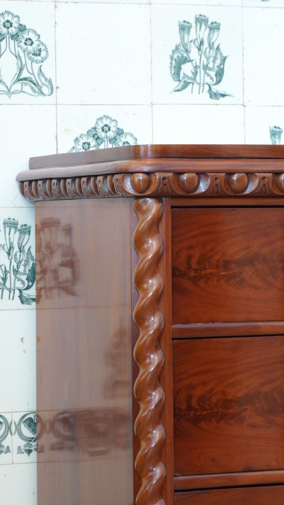 Vierschübige Kommode, Mahagoni handpoliert um 1880 Vierschübige Kommode, Mahagoni handpoliert um 1880