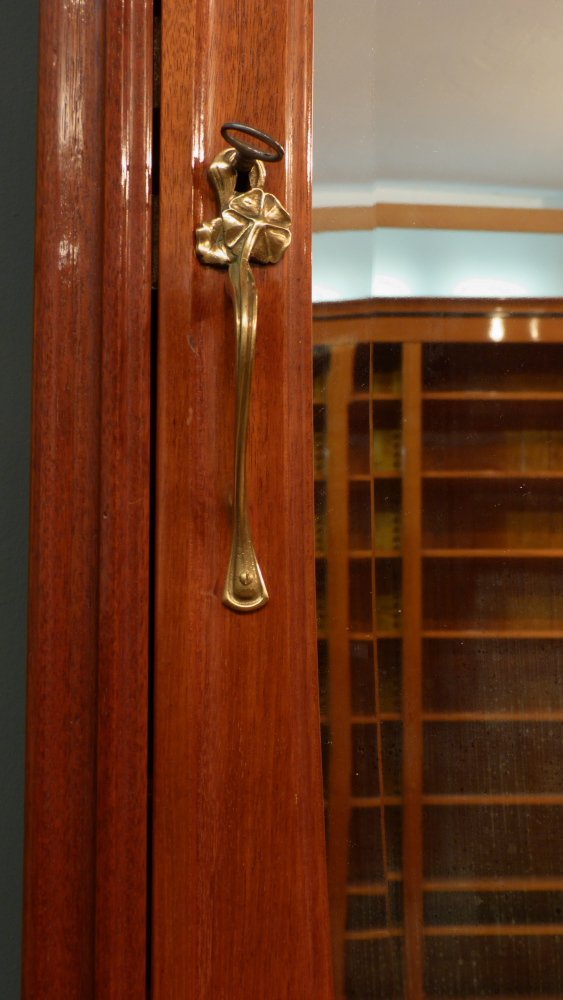 Prachtvoller Jugendstilschrank in der Art von Louis Majorelle, Mahagoni um 1900 Prachtvoller Jugendstilschrank in der Art von Louis Majorelle, Mahagoni um 1900