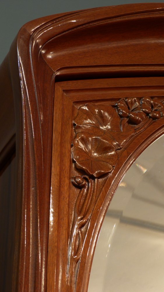 Prachtvoller Jugendstilschrank in der Art von Louis Majorelle, Mahagoni um 1900 Prachtvoller Jugendstilschrank in der Art von Louis Majorelle, Mahagoni um 1900