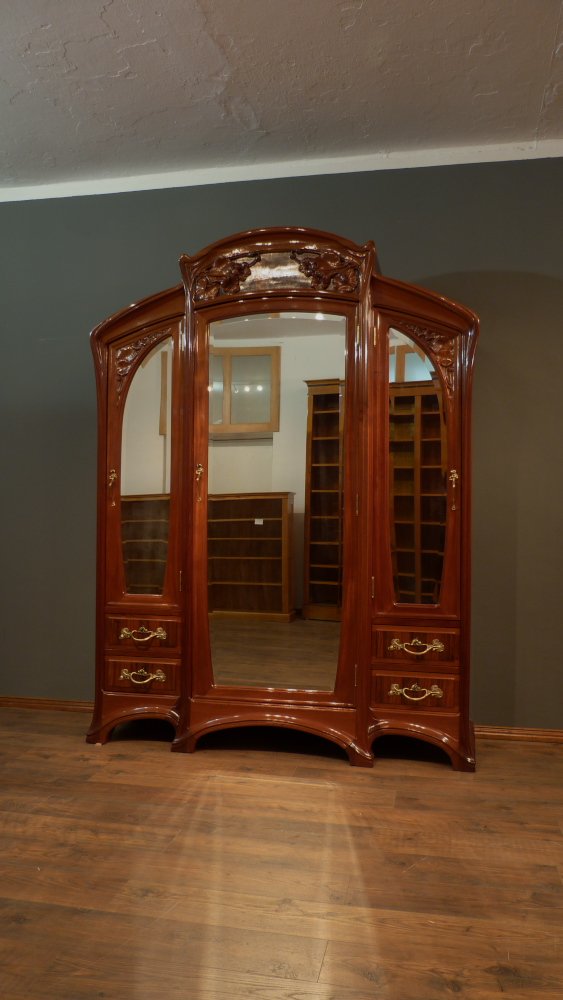 Prachtvoller Jugendstilschrank in der Art von Louis Majorelle, Mahagoni um 1900 Prachtvoller Jugendstilschrank in der Art von Louis Majorelle, Mahagoni um 1900
