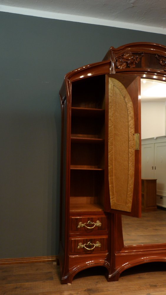 Prachtvoller Jugendstilschrank in der Art von Louis Majorelle, Mahagoni um 1900 Prachtvoller Jugendstilschrank in der Art von Louis Majorelle, Mahagoni um 1900