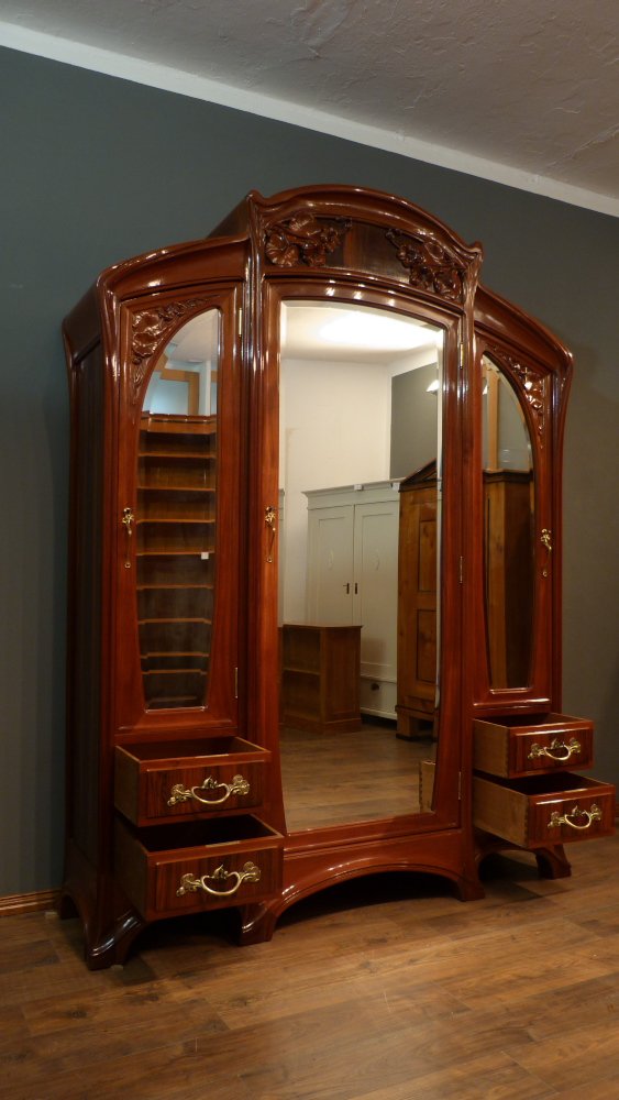 Prachtvoller Jugendstilschrank in der Art von Louis Majorelle, Mahagoni um 1900 Prachtvoller Jugendstilschrank in der Art von Louis Majorelle, Mahagoni um 1900