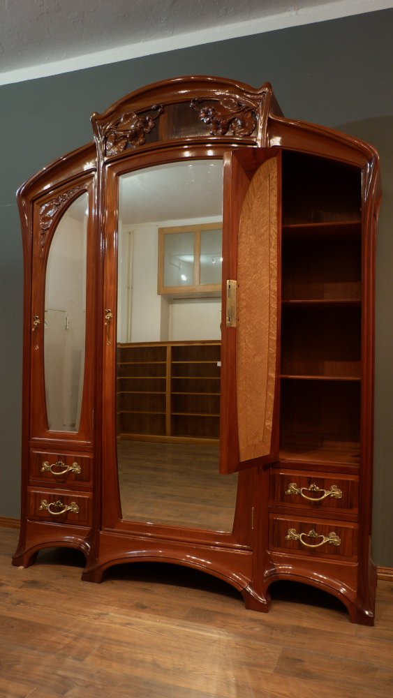 Prachtvoller Jugendstilschrank in der Art von Louis Majorelle, Mahagoni um 1900 Prachtvoller Jugendstilschrank in der Art von Louis Majorelle, Mahagoni um 1900