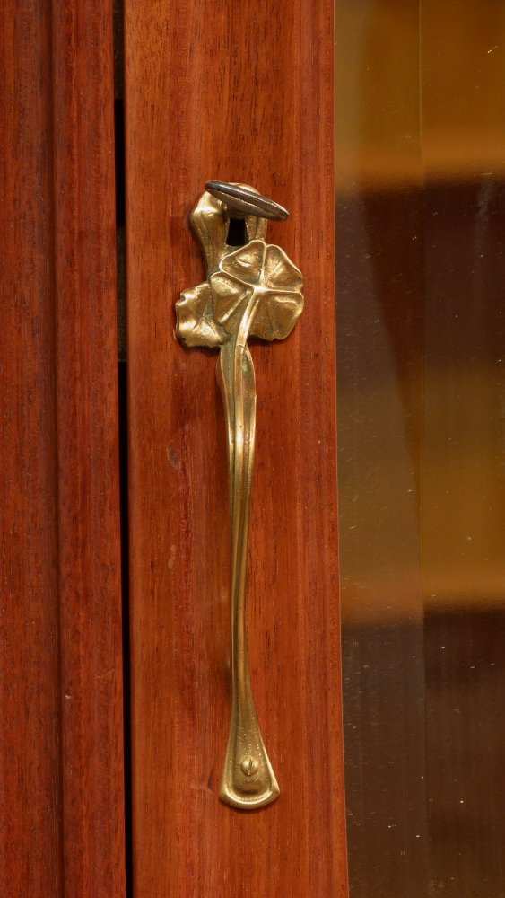 Prachtvoller Jugendstilschrank in der Art von Louis Majorelle, Mahagoni um 1900 Prachtvoller Jugendstilschrank in der Art von Louis Majorelle, Mahagoni um 1900