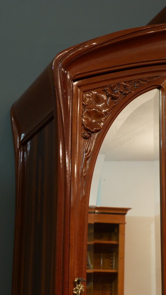Prachtvoller Jugendstilschrank in der Art von Louis Majorelle, Mahagoni um 1900 Prachtvoller Jugendstilschrank in der Art von Louis Majorelle, Mahagoni um 1900