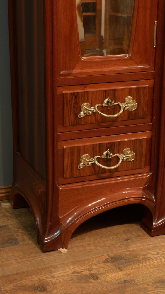 Prachtvoller Jugendstilschrank in der Art von Louis Majorelle, Mahagoni um 1900 Prachtvoller Jugendstilschrank in der Art von Louis Majorelle, Mahagoni um 1900
