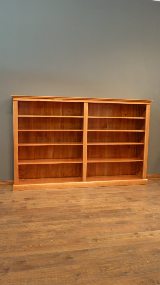 Elegantes Kirschholz Bücherregal mit verstellbaren Böden Elegantes Kirschholz Bücherregal mit verstellbaren Böden