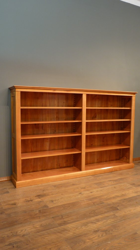 Elegantes Kirschholz Bücherregal mit verstellbaren Böden Elegantes Kirschholz Bücherregal mit verstellbaren Böden