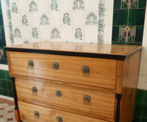 Klassische Biedermeier Kirschholzkommode mit S&auml;ulen, handpoliert um 1840