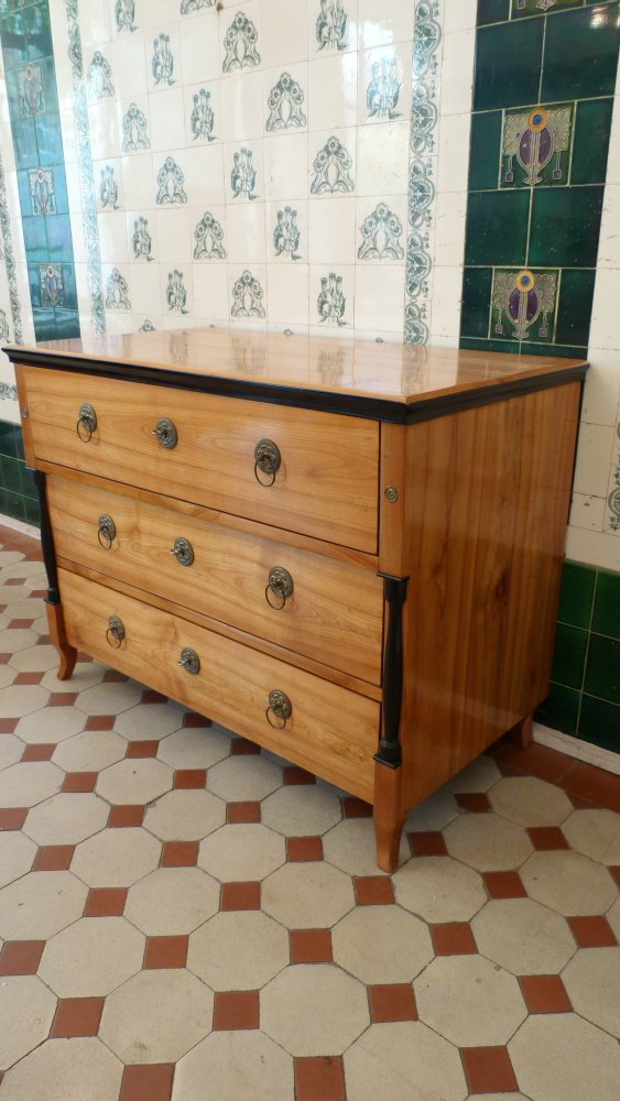 Klassische Biedermeierkommode, Kirschholz handpoliert um 1840 Klassische Biedermeierkommode, Kirschholz handpoliert um 1840