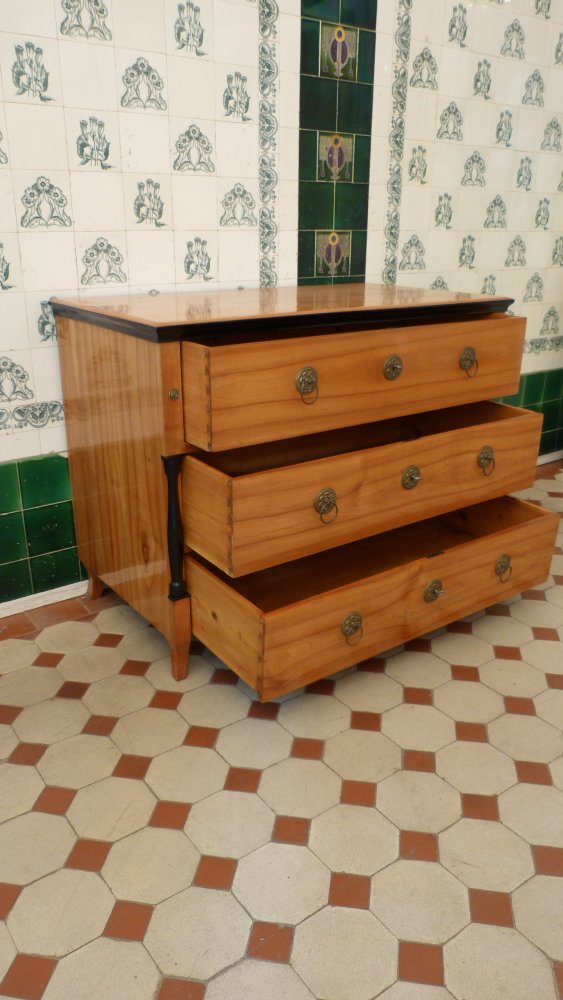 Klassische Biedermeierkommode, Kirschholz handpoliert um 1840 Klassische Biedermeierkommode, Kirschholz handpoliert um 1840