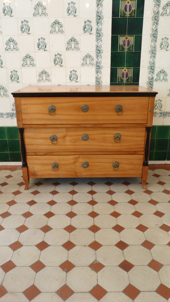 Klassische Biedermeierkommode, Kirschholz handpoliert um 1840 Klassische Biedermeierkommode, Kirschholz handpoliert um 1840