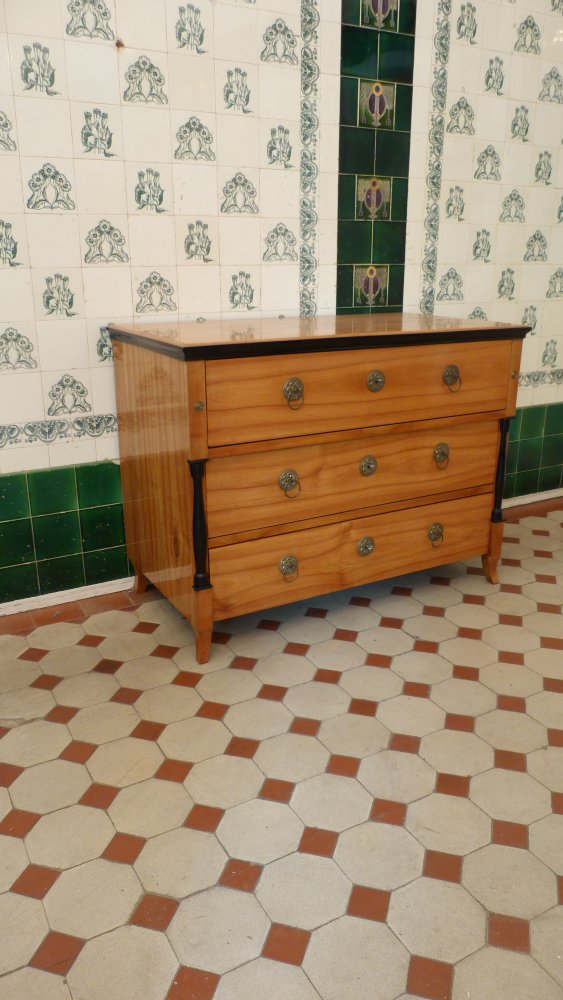 Klassische Biedermeierkommode, Kirschholz handpoliert um 1840 Klassische Biedermeierkommode, Kirschholz handpoliert um 1840