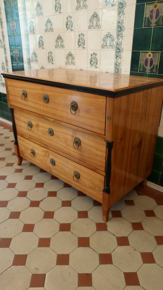 Klassische Biedermeierkommode, Kirschholz handpoliert um 1840 Klassische Biedermeierkommode, Kirschholz handpoliert um 1840