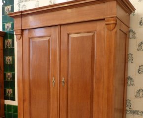 Klassischer Biedermeier Kleiderschrank, massiv Eiche um 1830