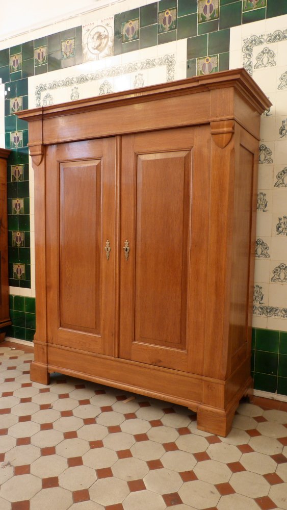 Biedermeier Kleiderschrank, massiv Eiche um 1830 Biedermeier Kleiderschrank, massiv Eiche um 1830