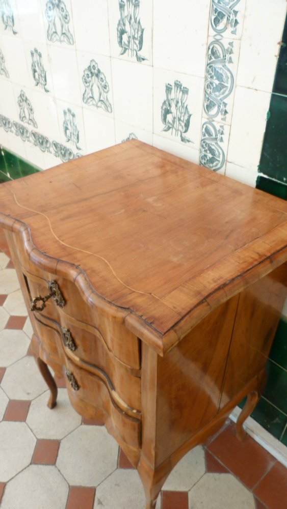 Kleine Barockkommode, Nussbaum um 1900 Kleine Barockkommode, Nussbaum um 1900