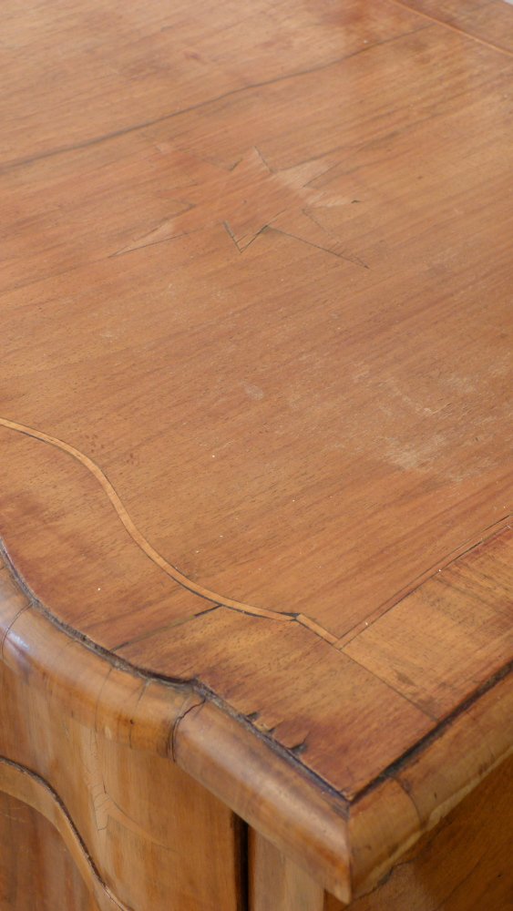 Kleine Barockkommode, Nussbaum um 1900 Kleine Barockkommode, Nussbaum um 1900