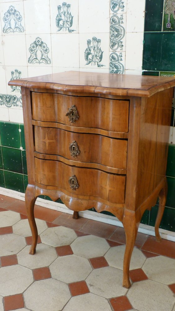 Kleine Barockkommode, Nussbaum um 1900 Kleine Barockkommode, Nussbaum um 1900