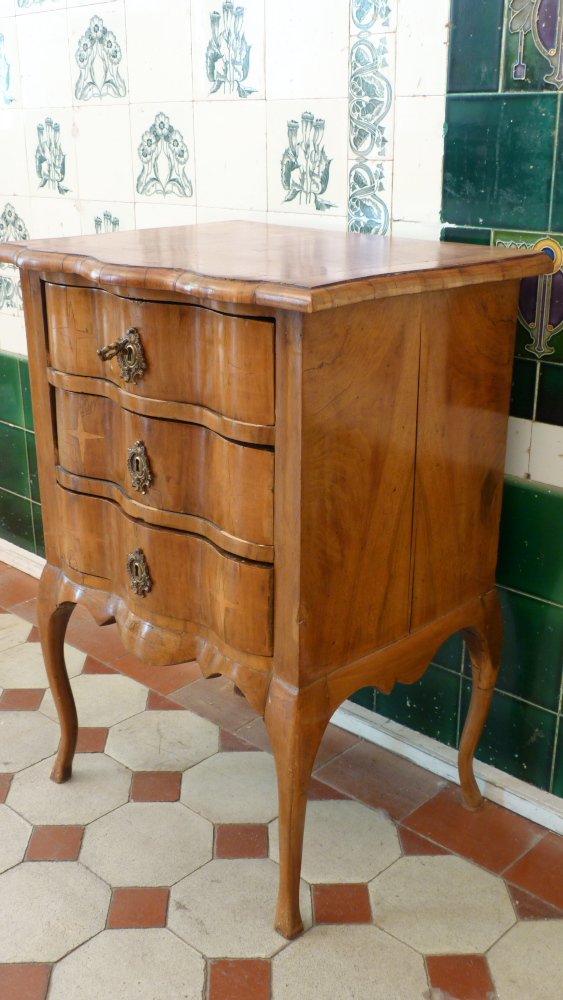 Kleine Barockkommode, Nussbaum um 1900 Kleine Barockkommode, Nussbaum um 1900
