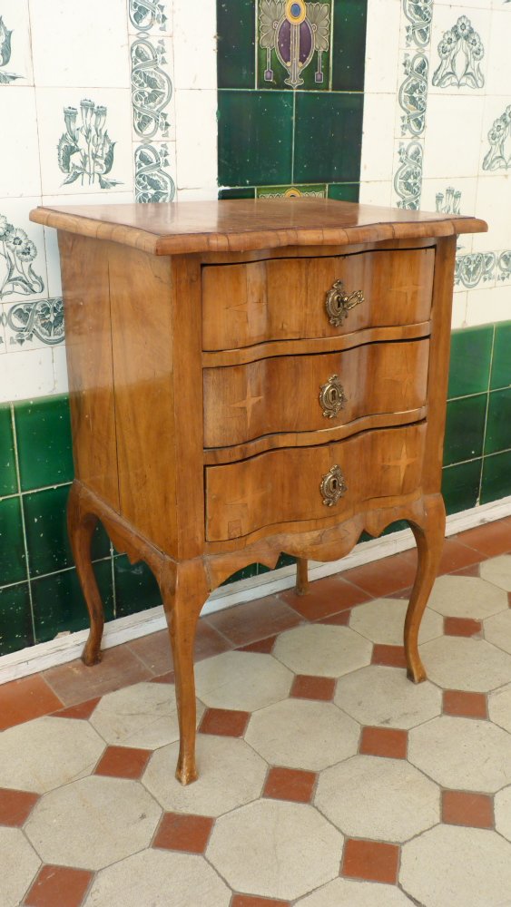 Kleine Barockkommode, Nussbaum um 1900 Kleine Barockkommode, Nussbaum um 1900