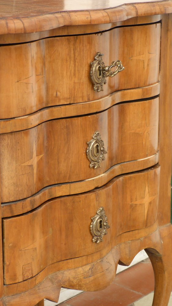 Kleine Barockkommode, Nussbaum um 1900 Kleine Barockkommode, Nussbaum um 1900