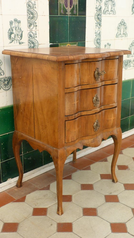 Kleine Barockkommode, Nussbaum um 1900 Kleine Barockkommode, Nussbaum um 1900