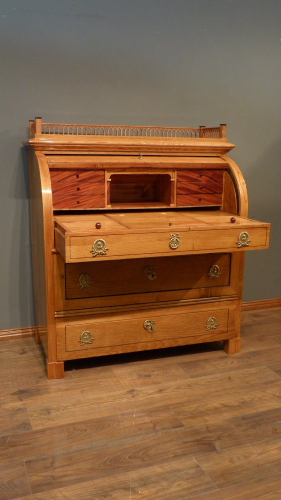 Kraftvoller Biedermeiersekretär mit Rollklappe, Esche handpoliert um 1840 Kraftvoller Biedermeiersekretär mit Rollklappe, Esche handpoliert um 1840