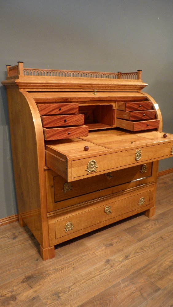 Kraftvoller Biedermeiersekretär mit Rollklappe, Esche handpoliert um 1840 Kraftvoller Biedermeiersekretär mit Rollklappe, Esche handpoliert um 1840