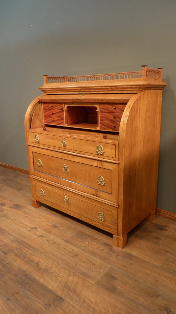 Kraftvoller Biedermeiersekretär mit Rollklappe, Esche handpoliert um 1840 Kraftvoller Biedermeiersekretär mit Rollklappe, Esche handpoliert um 1840