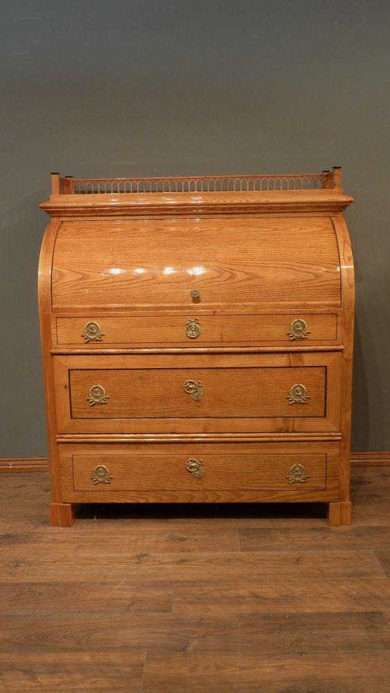 Kraftvoller Biedermeiersekretär mit Rollklappe, Esche handpoliert um 1840 Kraftvoller Biedermeiersekretär mit Rollklappe, Esche handpoliert um 1840