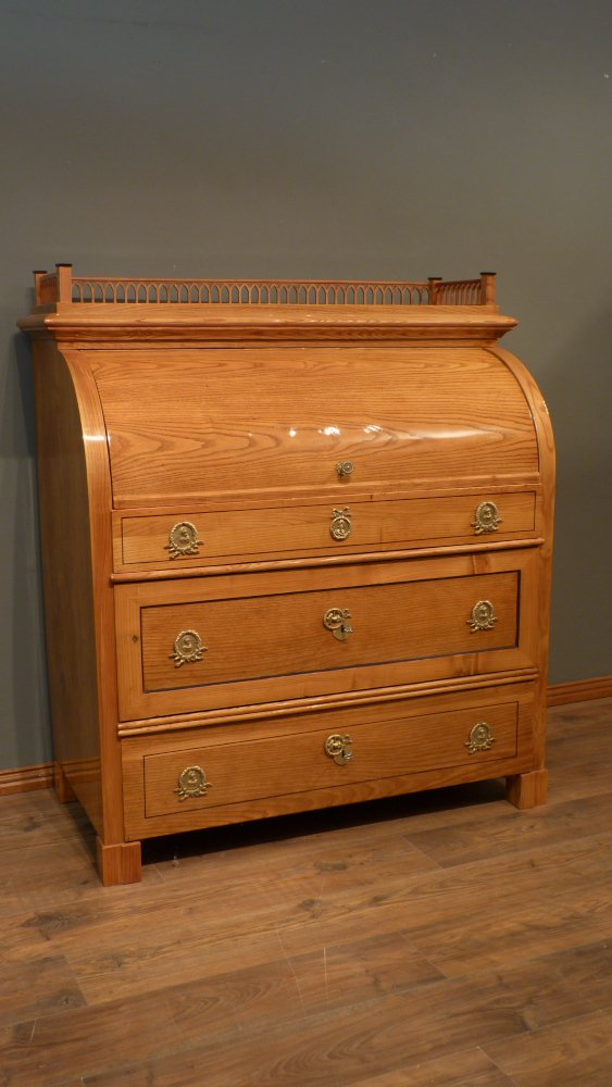 Kraftvoller Biedermeiersekretär mit Rollklappe, Esche handpoliert um 1840 Kraftvoller Biedermeiersekretär mit Rollklappe, Esche handpoliert um 1840