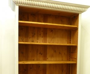 Rustikales Bücherregal, Fichte weiss lasiert um 1900