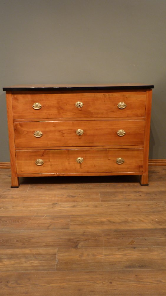 Schlichte Biedermeier Kommode, Kirschholz handpoliert um 1840 Schlichte Biedermeier Kommode, Kirschholz handpoliert um 1840