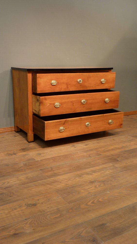 Schlichte Biedermeier Kommode, Kirschholz handpoliert um 1840 Schlichte Biedermeier Kommode, Kirschholz handpoliert um 1840