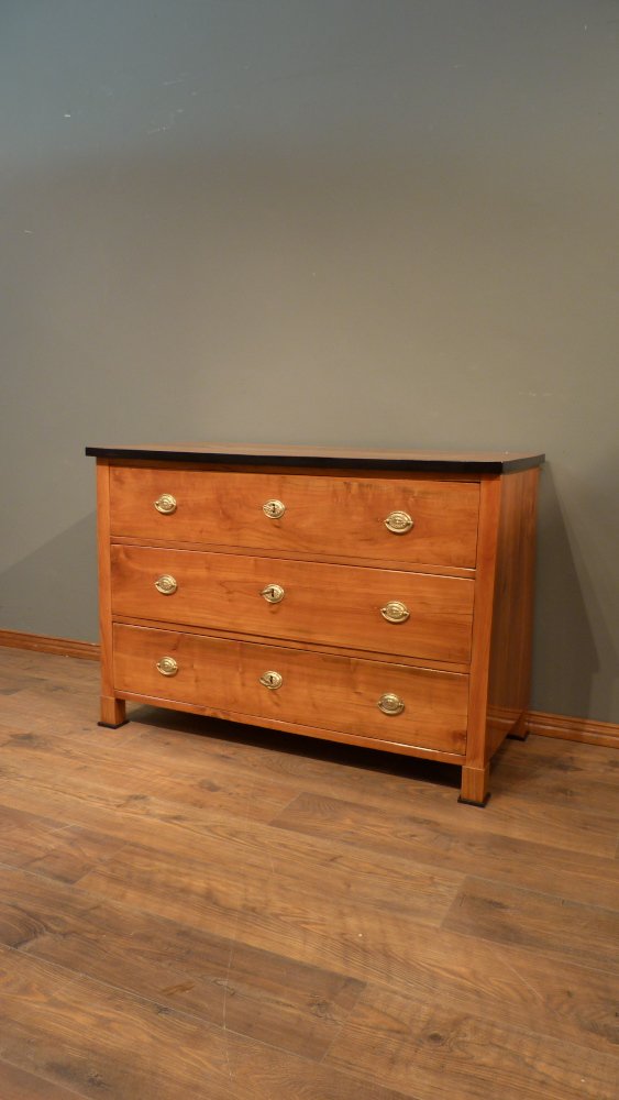 Schlichte Biedermeier Kommode, Kirschholz handpoliert um 1840 Schlichte Biedermeier Kommode, Kirschholz handpoliert um 1840