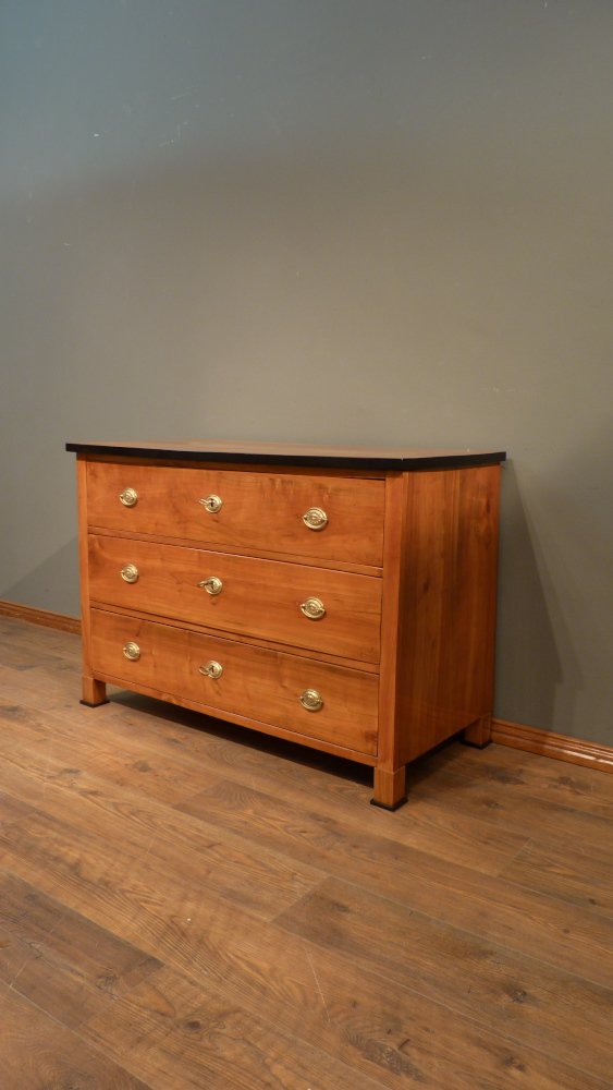 Schlichte Biedermeier Kommode, Kirschholz handpoliert um 1840 Schlichte Biedermeier Kommode, Kirschholz handpoliert um 1840
